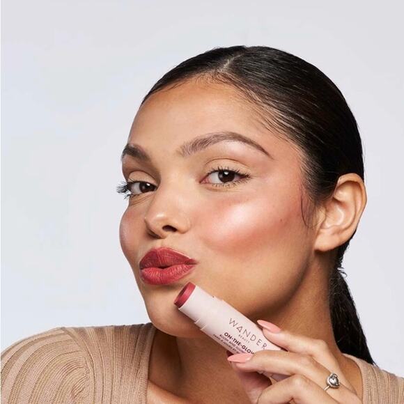 WANDER BEAUTY On-the-Glow Blush and Illuminator Strawberry Fields / Nude Glow - Picture 4 of 5